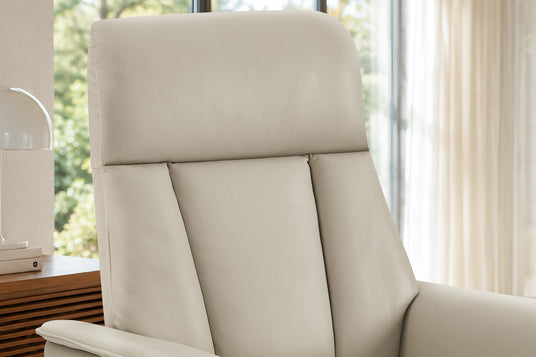 Lysand power headrest and lumbar support detail