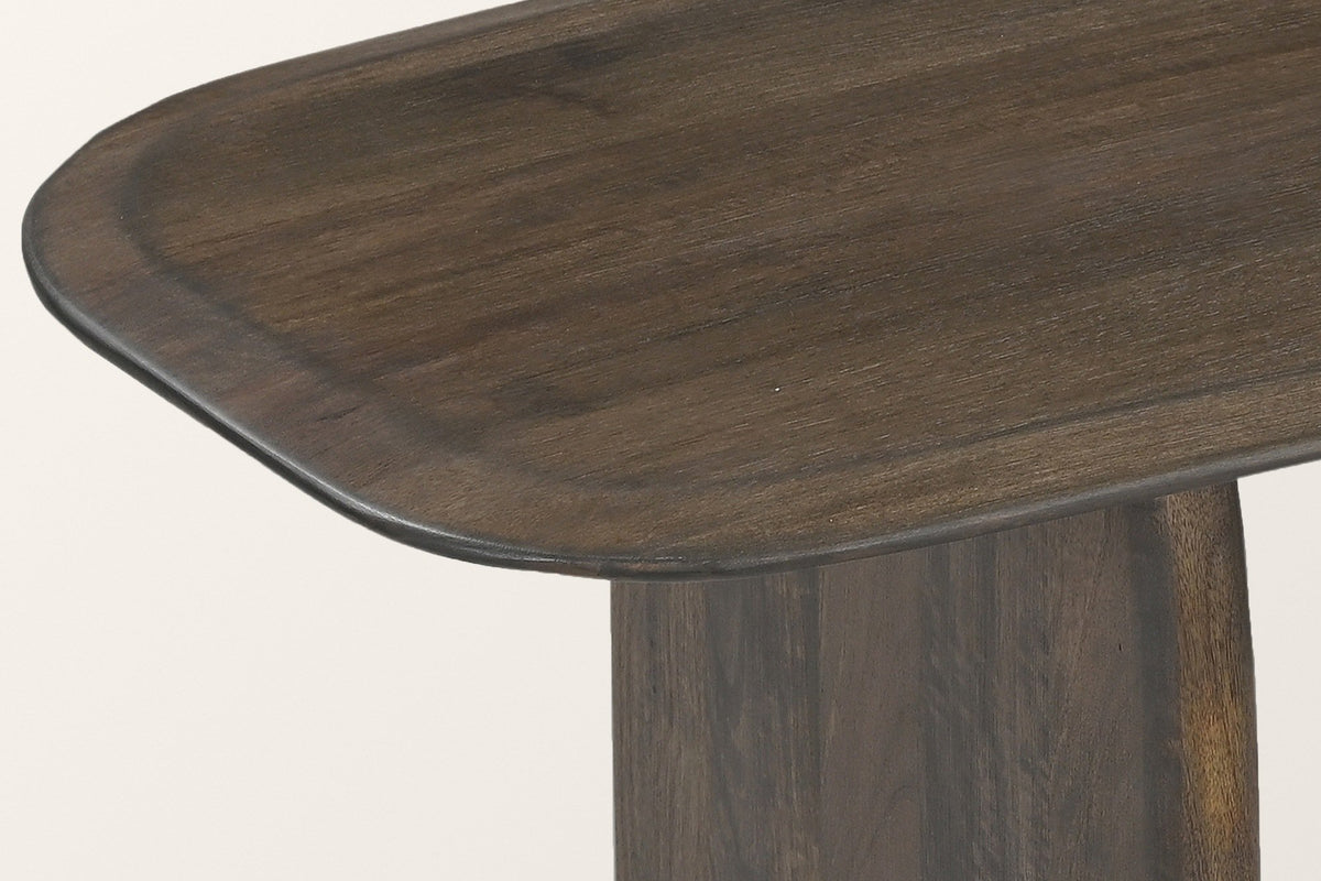 Close-up of the Arquata top in mocha: the rounded corner, the bevelled band along the edge and the grain of solid mango wood