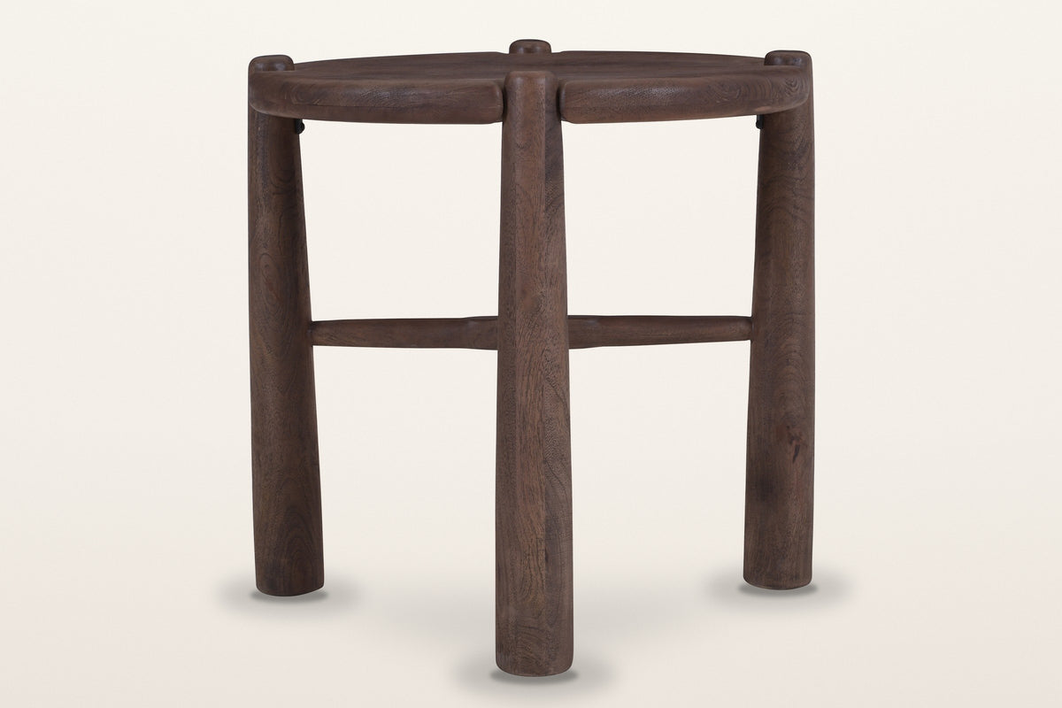 Bettona side table, straight front view: a round top with four legs rising through notches in its rim