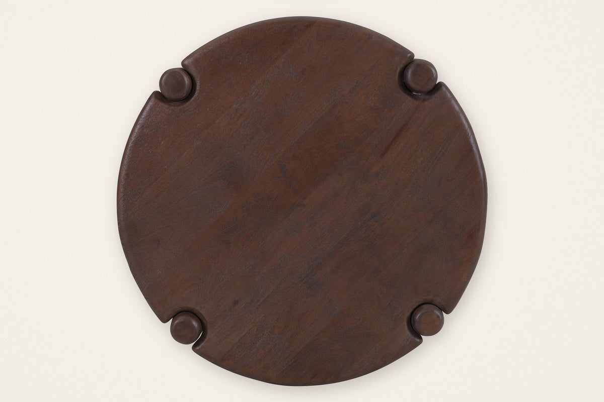 Bettona side table seen from above: the round mango top, its grain and the four leg caps set into notches in the rim