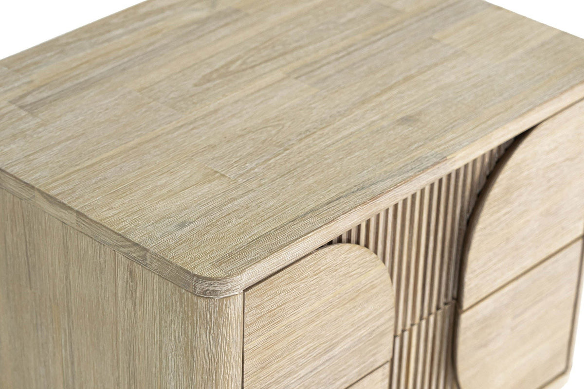 Close-up of the Bienno top corner in Sand Wash: the rounded corner, the brushed grain and the fluted front below