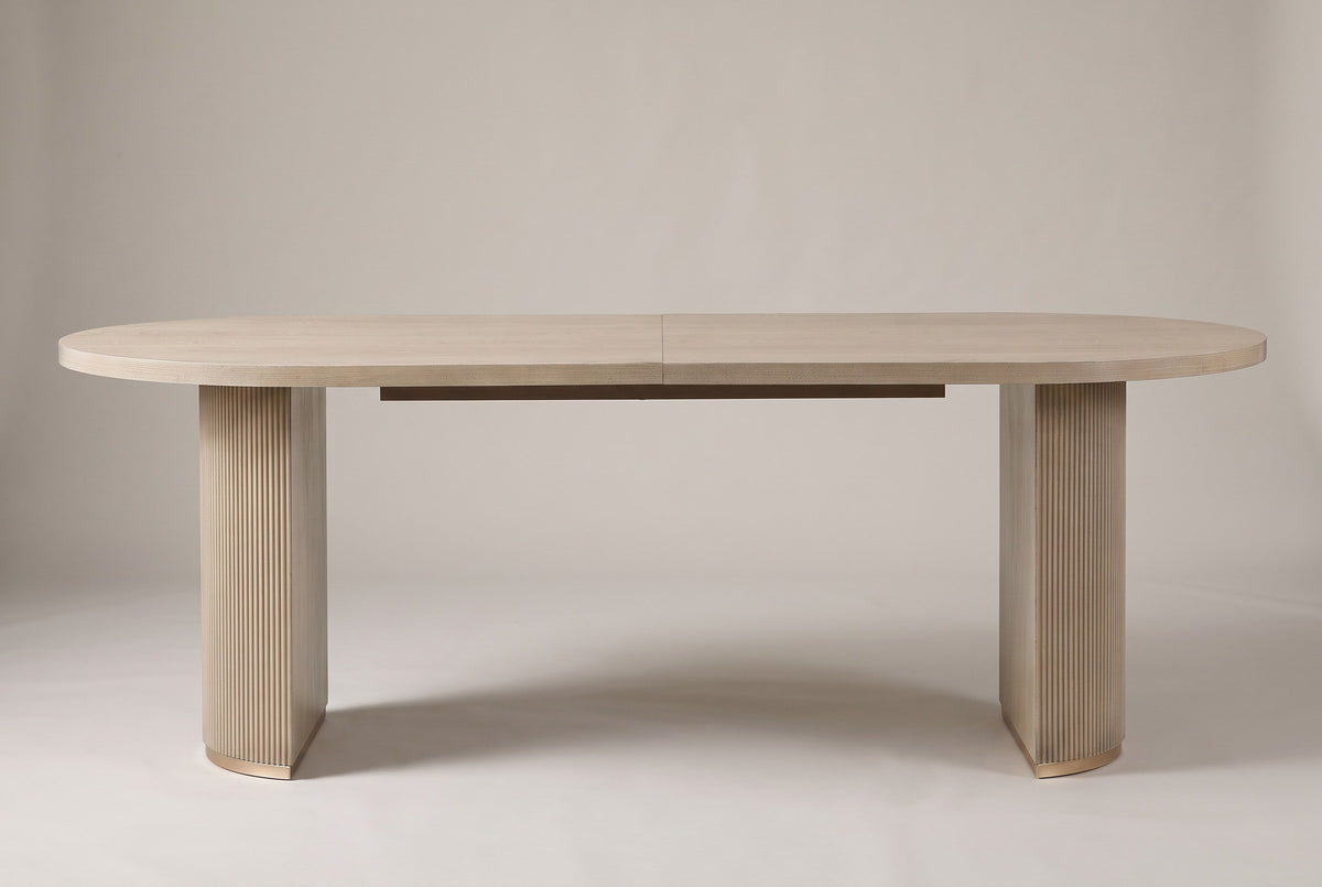 Bobbio dining table, straight view of the long side: racetrack top