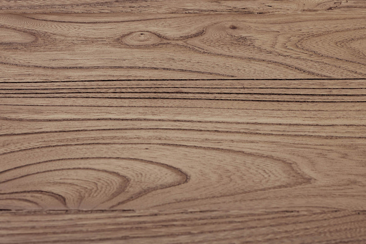Close-up of the Bominaco wood in Brown: bold, wavy grain with small dark pin knots