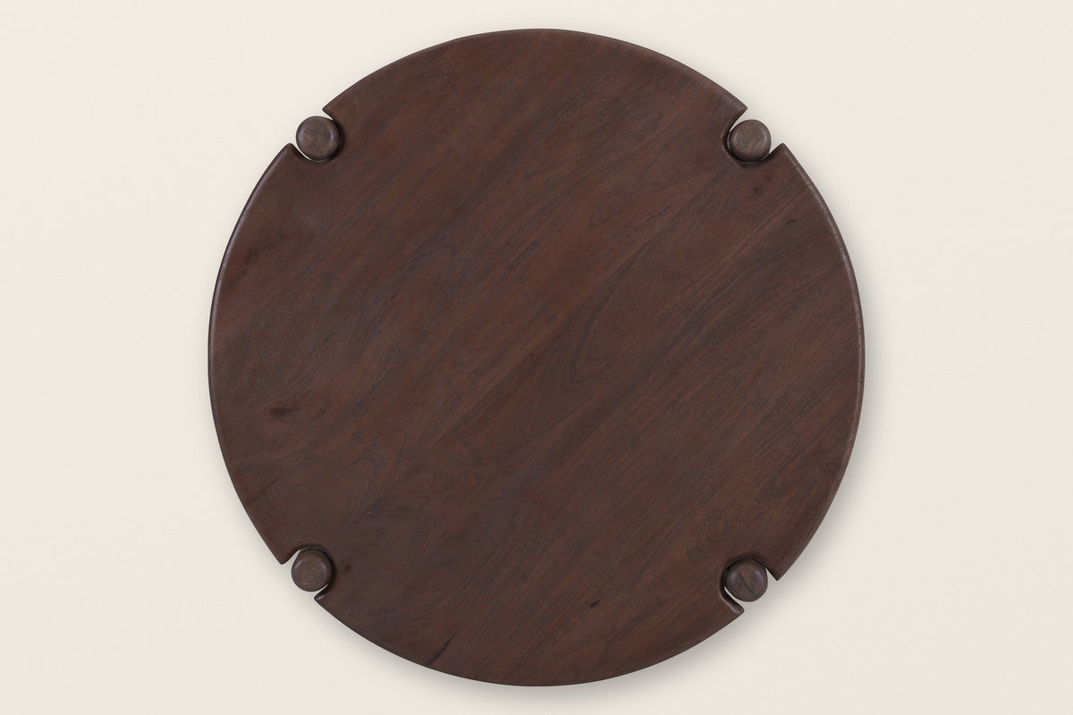 The round top of the Buonconvento coffee table seen from above: solid mango grain and four leg caps in keyhole notches