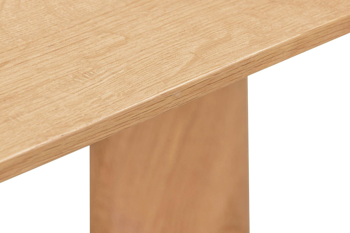 Close-up of the Capalbio top in Natural: oak grain, the bevelled underside of the edge and the top of the post