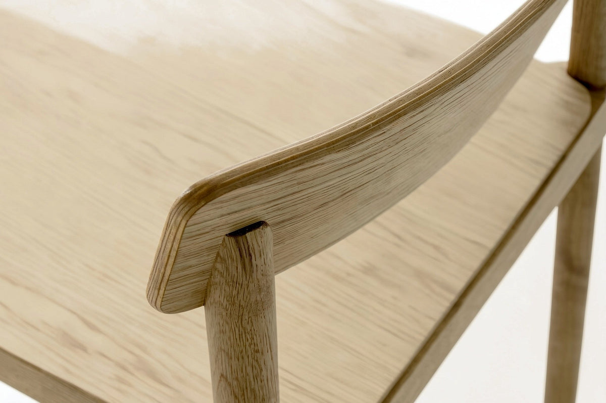 Close-up of the Casole back panel in natural oak: the layered plywood edge and the round post set into it