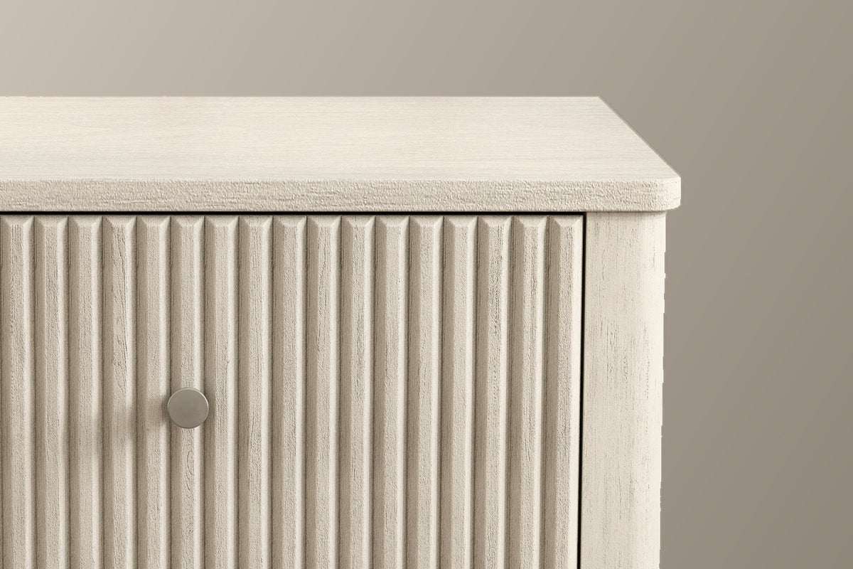 Close-up of the Palestrina top corner in Beige: the rounded top, the rounded corner post