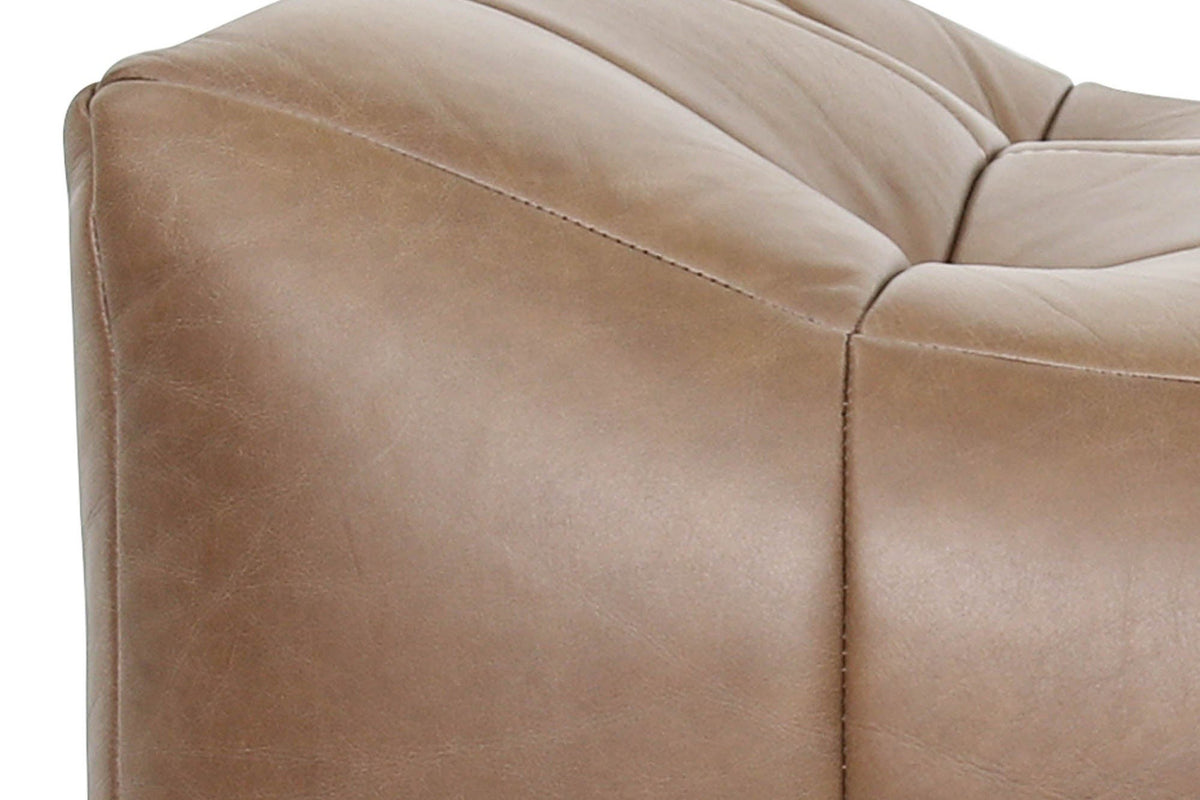 Close-up of a Sassocorvaro corner in Antique Sienna: a raised roll meeting the dip, puffed leather and double stitching