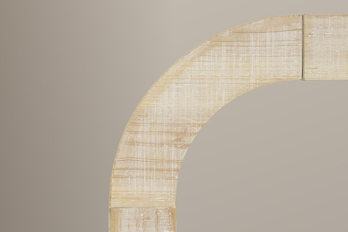 Close-up of the curved corner from the front in the natural finish: the bend and its fine seams to the top and to the leg