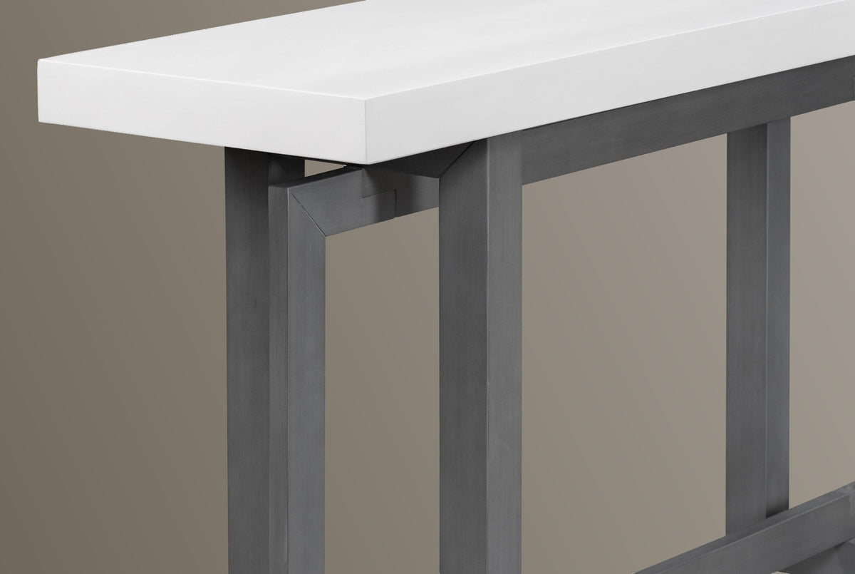 Close-up of the 2.4-inch white top with its square edge over the dark gray end frame, its mitred corner and the front post