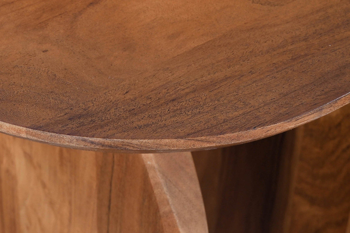 Close-up of the Visso top in Pecan: acacia grain, the bevelled edge and the rounded shoulder of a panel leg below