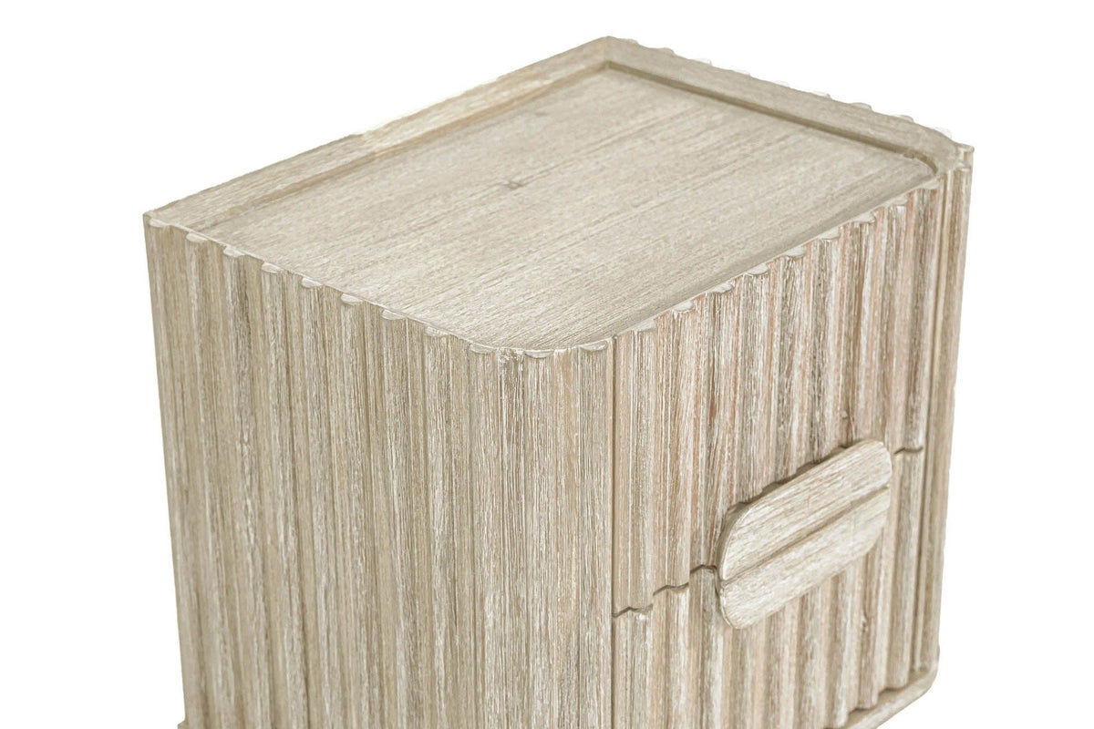 Close-up of the Vitorchiano top: a flat panel inside a thin raised rim, the reeded sides making a scalloped edge