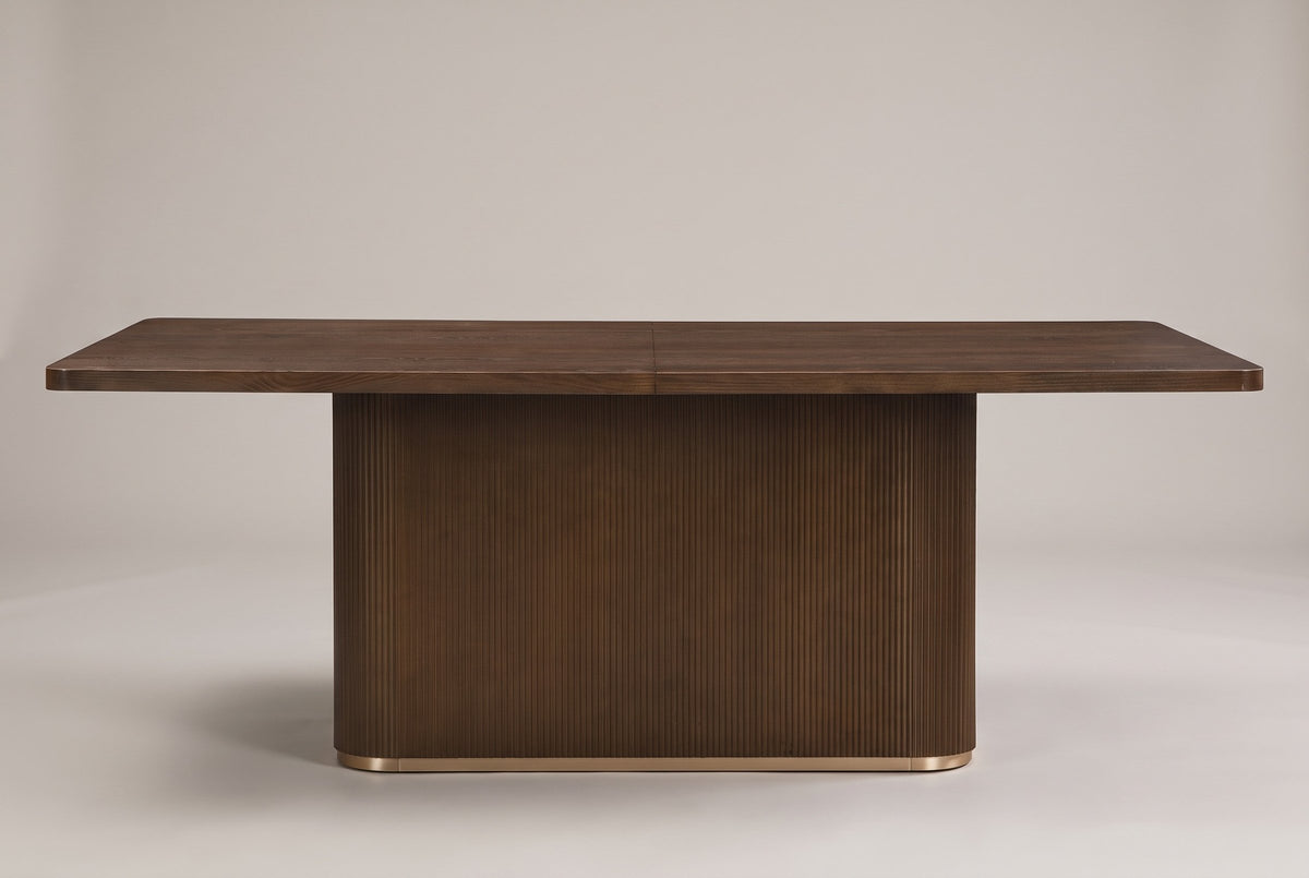 Aquileia dining table in Walnut, straight front view: one fluted pedestal with rounded corners