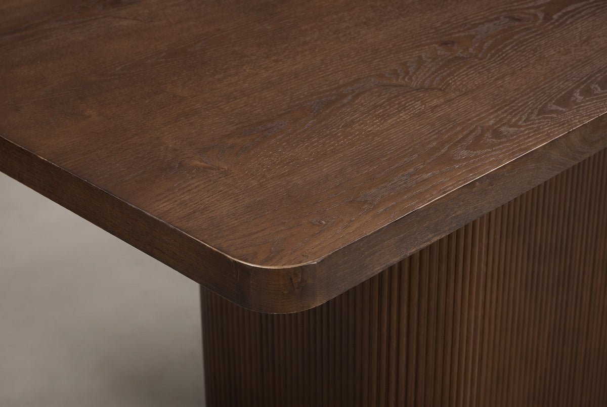 Close-up of the Aquileia tabletop corner: a thick edge, a soft rounded corner and open wood grain