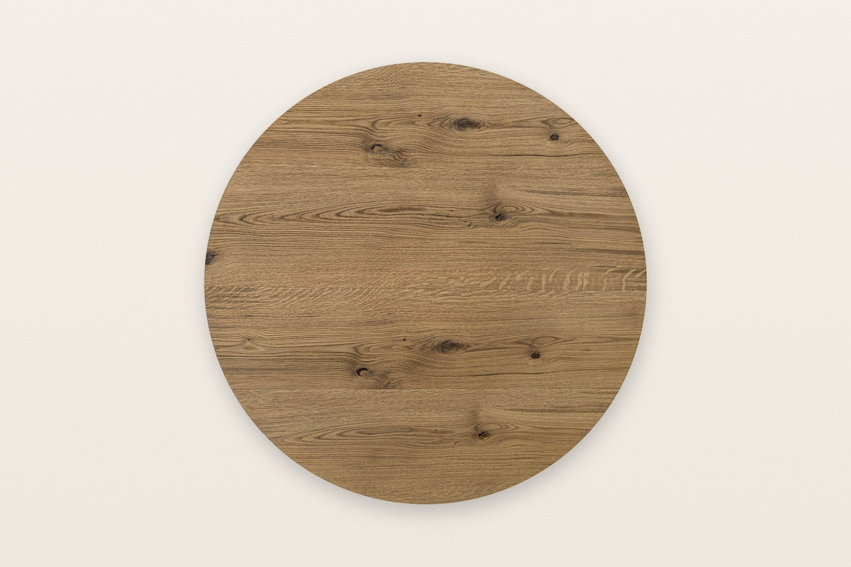 The round Atzara top seen from above in Natural: oak planks running one way, with knots and a row of small checks