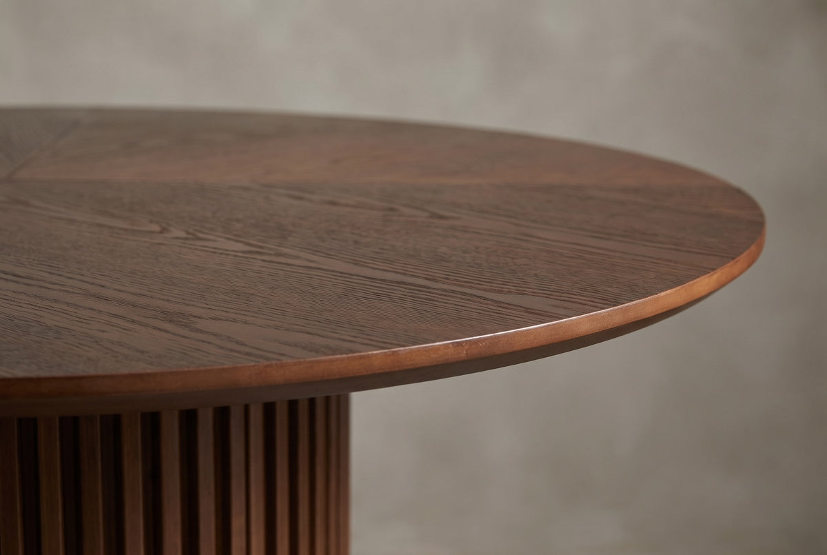 Close-up of the Bardolino top edge: stained wood-grain wedges in a sunburst and a softly rounded edge band