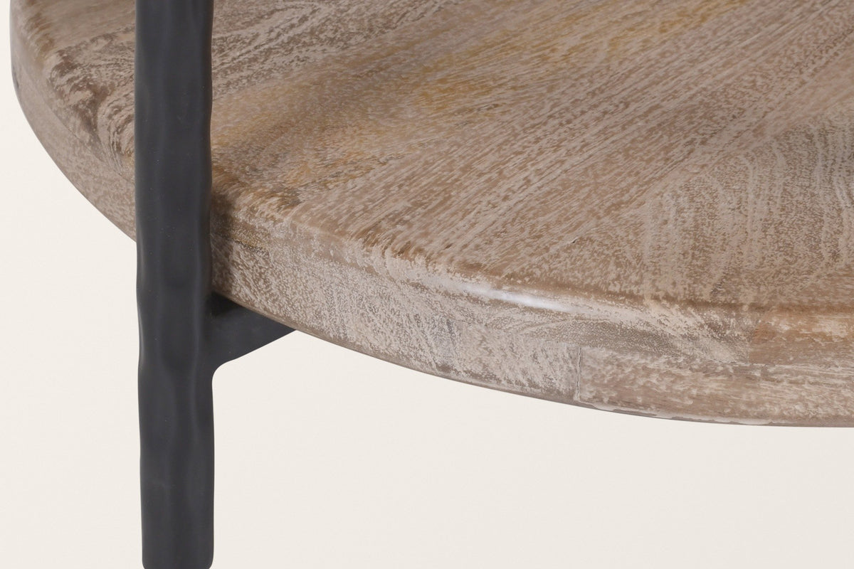 Close-up of the Bellano shelf: whitewashed mango grain, the rounded edge and a hammered iron rod with its short bar