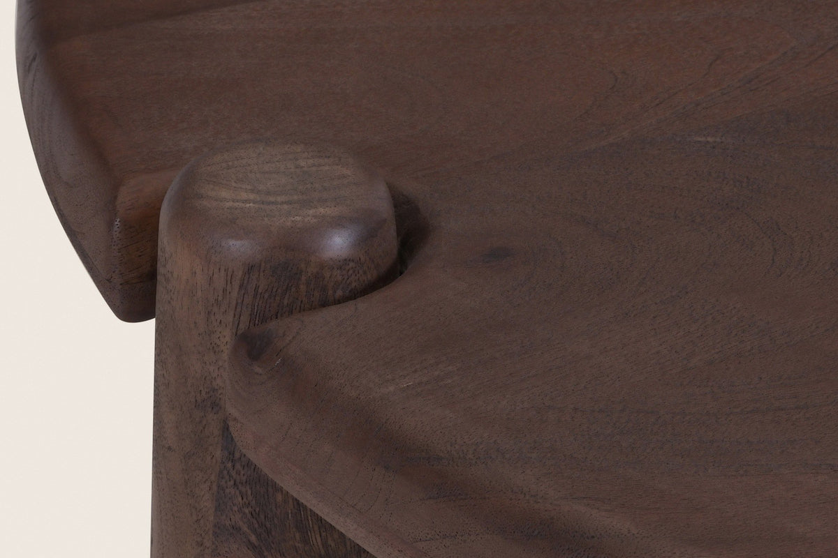 Close-up of a Buonconvento leg passing up through a notch in the rounded edge of the top, its end grain showing