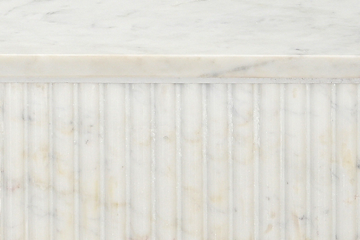 Close-up of the Camerota top edge: white marble with soft grey veins