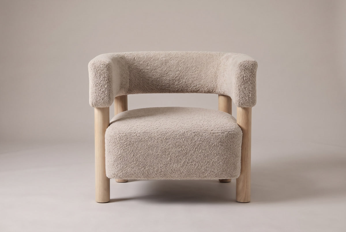 Cingoli chair in Wheat boucle, straight front view: one curved back-and-arm band on four round wood legs