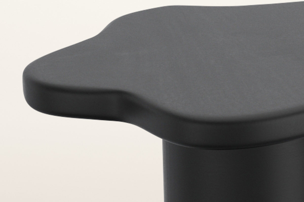 Close-up of an Exilles top in black: the thick, softly rounded edge over the drum base