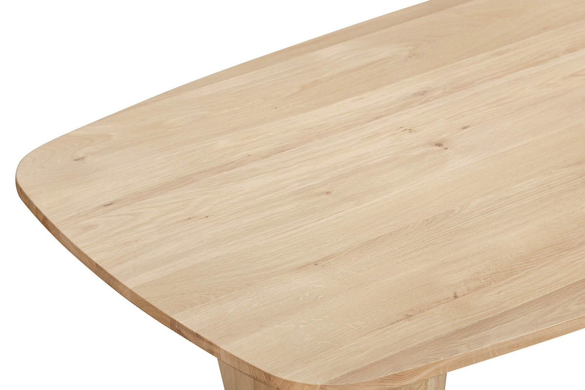 Close-up of the Frontino top in Biscotti Oak: a large rounded corner, oak grain and the slim bevelled edge