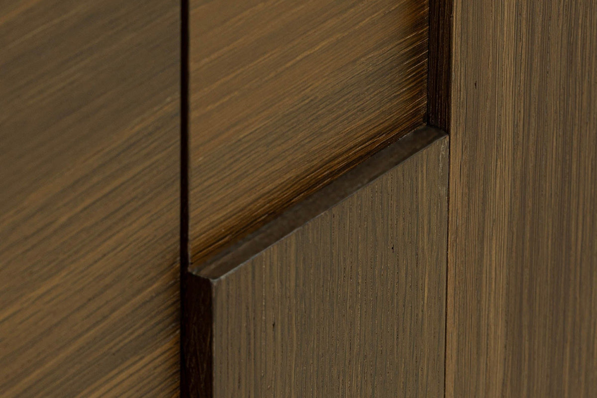 Close-up of the Mondavio door front in Smokey Chestnut: an oak piece cut on an angle stands a little proud of its neighbour