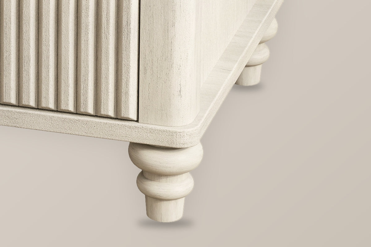 Close-up of the Palestrina base in Beige: the rounded corner post and plinth corner