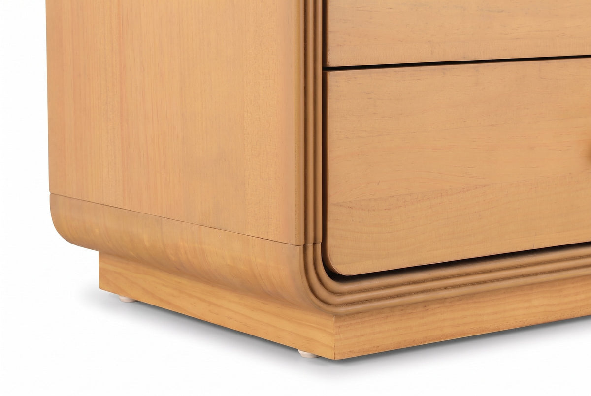Close-up of the rounded lower corner, the three grooves of the surround and the recessed plinth