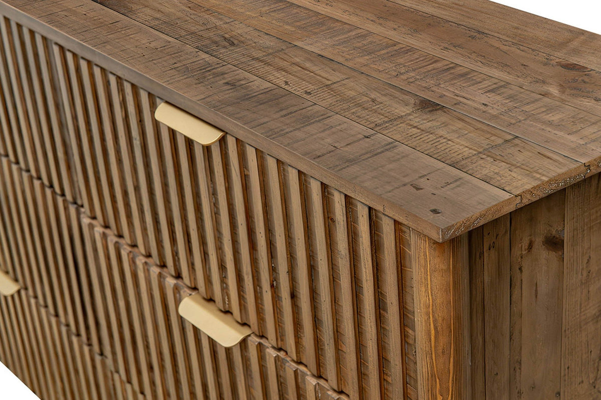Close-up of the Pettorano corner: the planked reclaimed pine top with square edges