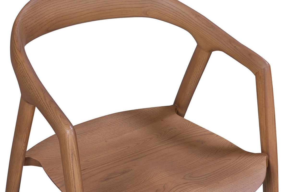 Close-up of a Pollica arm in Caramel ash: the band turns at a crisp elbow and runs down into the front leg