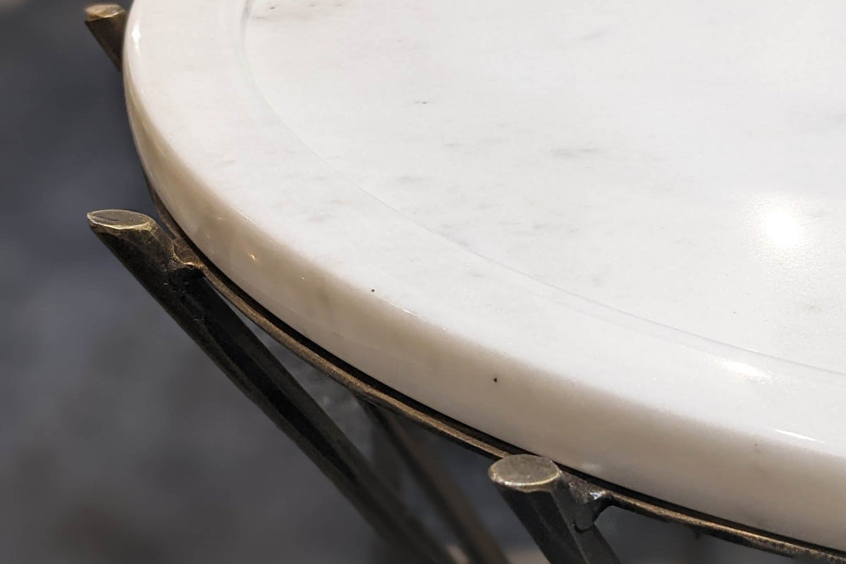 Close-up of the Rango tray top: the white marble-look surface with faint grey veining, the rounded raised rim