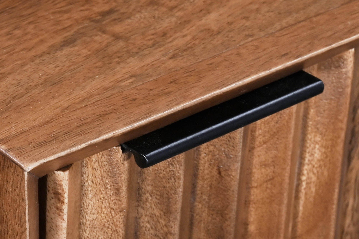 Close-up of the Sarteano top edge in Pecan mango and the slim black metal tab pull over the carved flutes