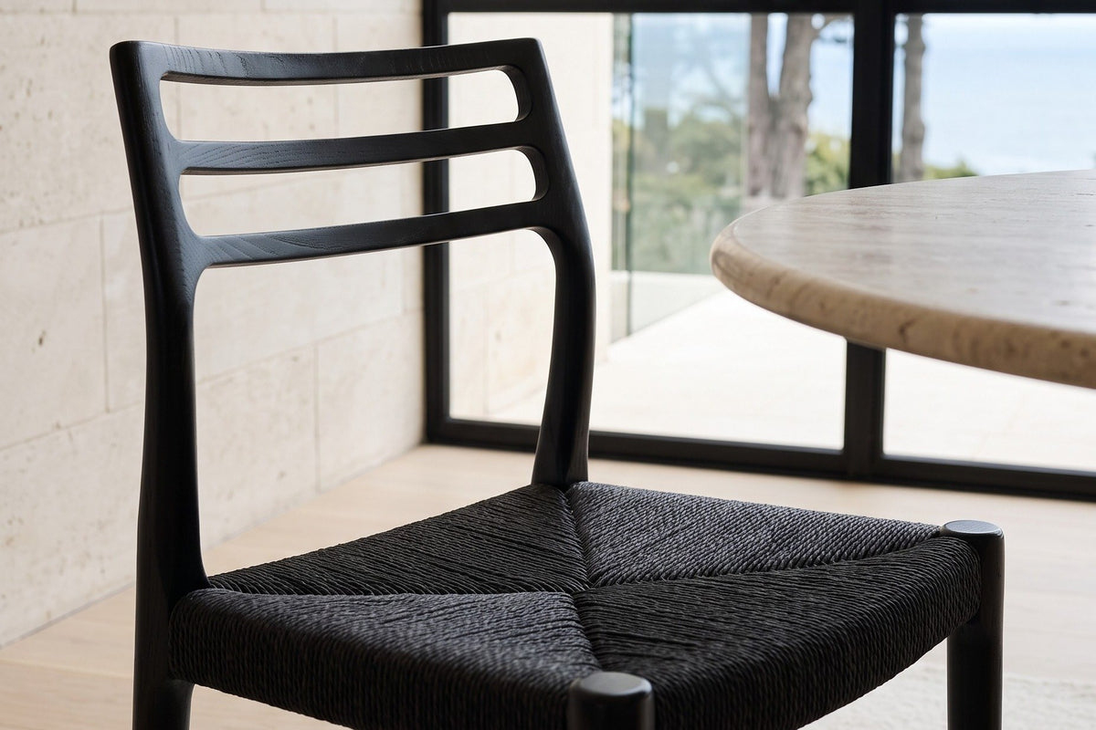 Close-up of the Sperlinga seat and back in black: the four-way cord weave, the front leg caps and the three back rails