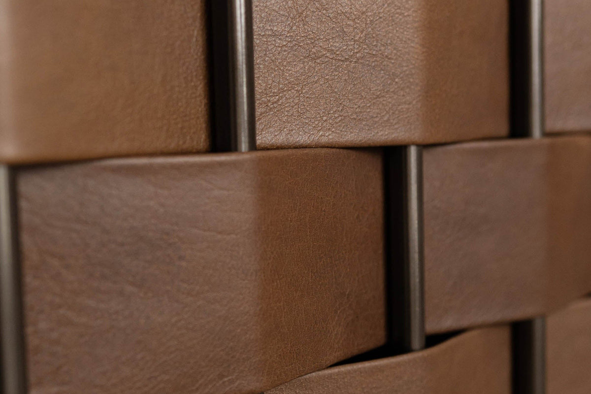 Close-up of the Trequanda weave in Brown: wide leather straps passing over and under thin round metal rods