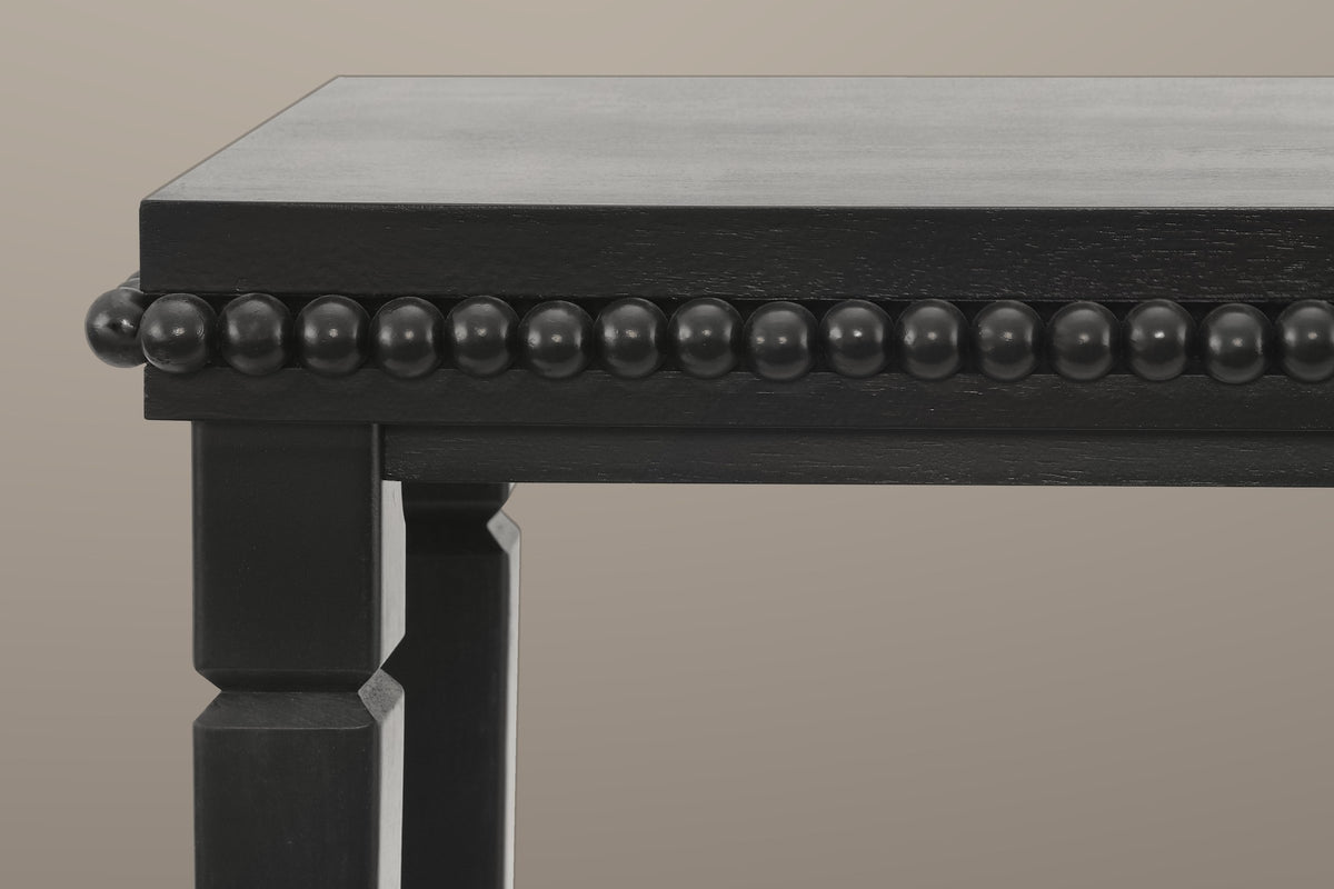 Close-up of a Treviso corner in Black: the last bead standing past the edge, the band and apron
