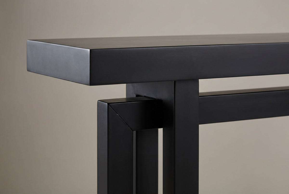 Close-up of the 2.4-inch black top with its square edge, above a mitred frame corner and the front post
