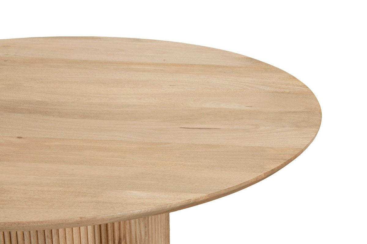 Close-up of the round Zuccarello top in Natural: the thin eased edge, the bevel underneath and the reeds below